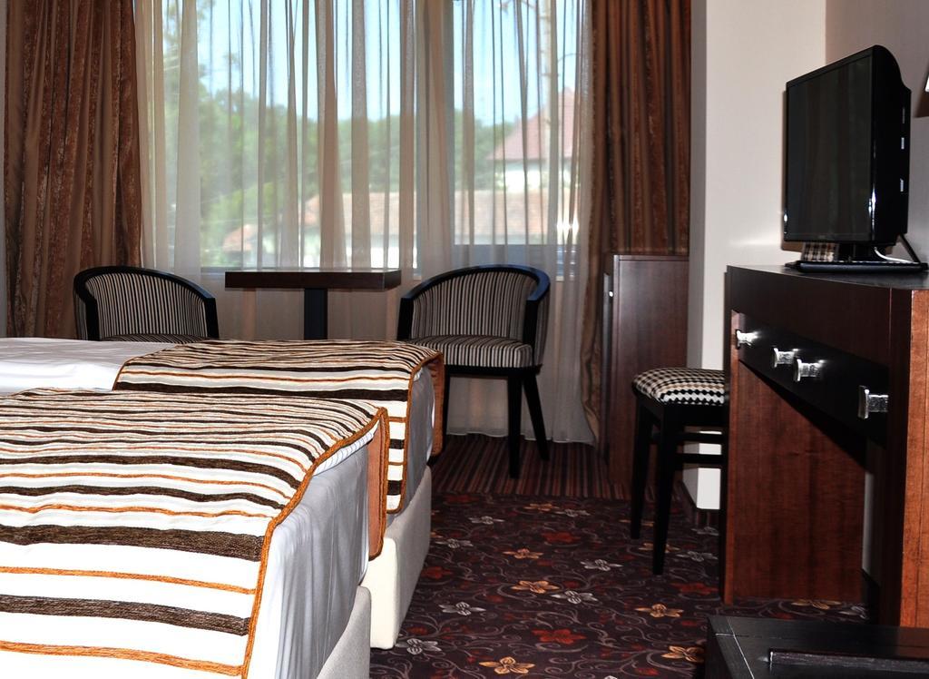 Hotel Phoenix Buziaş Zimmer foto